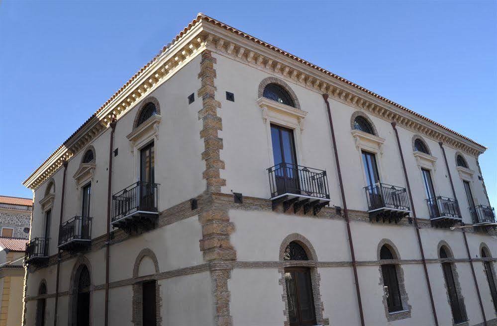 Hotel Palazzo Fortunato Сант'Агата-ди-Милите Экстерьер фото
